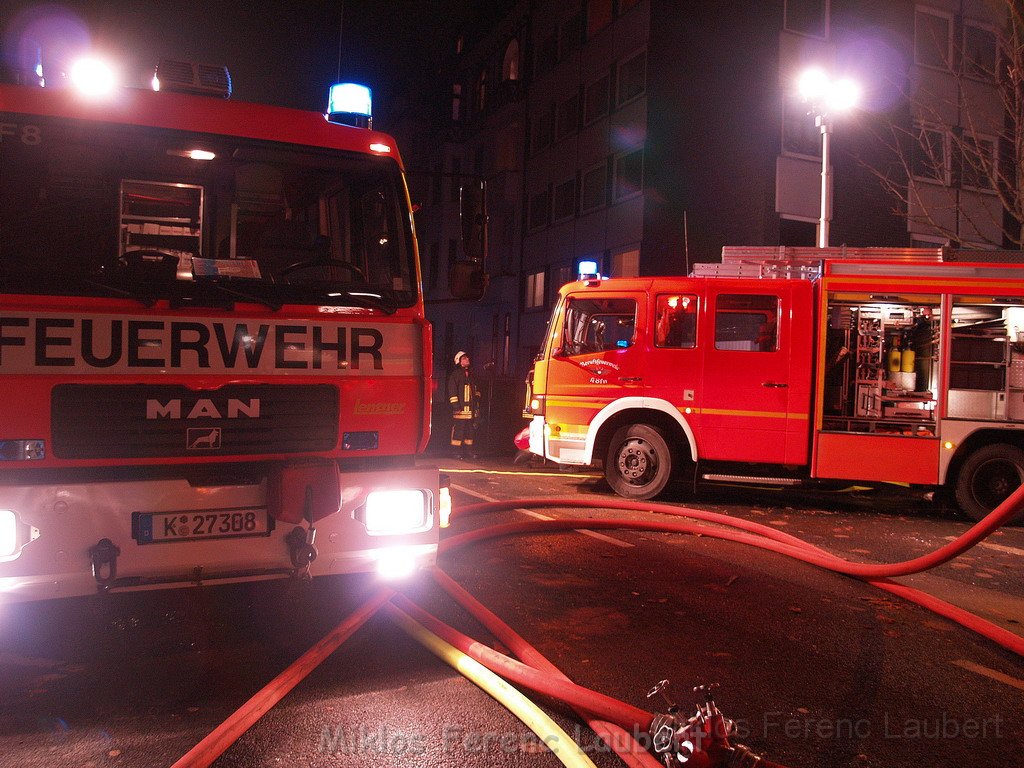 Feuer 3 Dachstuhlbrand Koeln Muelheim Gluecksburgstr P160.JPG